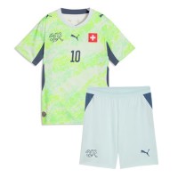 Stroje piłkarskie Szwajcaria Granit Xhaka #10 Koszulka Wyjazdowej dla dzieci MŚ 2026 Krótki Rękaw (+ szorty)